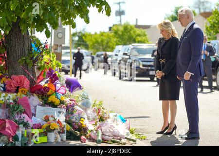 Buffalo, New York, USA. 17.. Mai 2022. Präsident JOE BIDEN und First Lady JILL BIDEN zollen den Opfern der Schießerei am Samstag an einer Gedenkstätte gegenüber dem TOPS Market am Dienstag ihren Respekt. Der Präsident und die First Lady zollen sich bei einer Gedenkstätte auf dem Tops-Markt, bei der ein Schütze am vergangenen Wochenende 10 Menschen getötet und drei weitere verletzt hat, ihren Respekt. (Bild: © das Weiße Haus via ZUMA Press Wire) Stockfoto