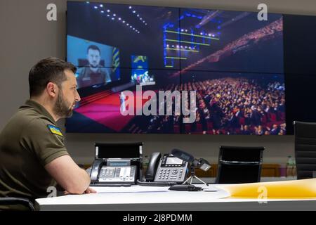 Kiew, Ukraine. 17.. Mai 2022. Der ukrainische Präsident VOLODYMYR ZELENSKYY spricht bei der Eröffnung der Internationalen Filmfestspiele von Cannes 75. an die Filmschaffenden. (Bild: © Ukraine Presidency/ZUMA Press Wire Service) Stockfoto