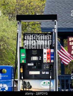 Hohe Kraftstoffpreise an einer Tankstelle in Speculator, NY, USA Stockfoto