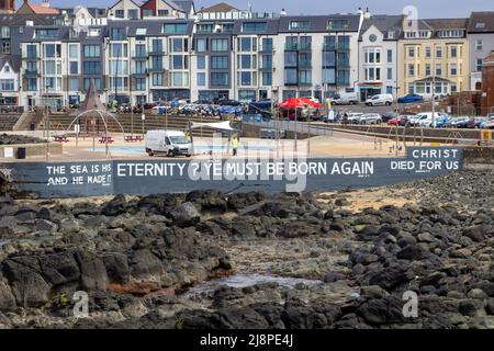 12. Mai 2022, die Strandpromenade mit ihrem berühmten Bibeltext im beliebten Touristenzentrum von Portstewart an der Causeway Coast der Grafschaft londo Stockfoto