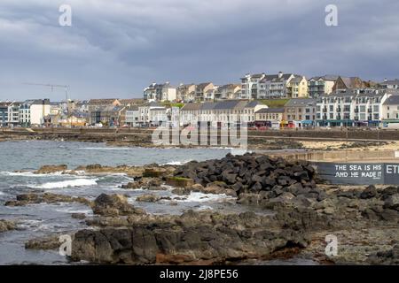 12. Mai 2022, die Strandpromenade mit dem berühmten Bibeltext im beliebten Touristenzentrum von Portstewart an der Causeway Coast der Grafschaft londo Stockfoto