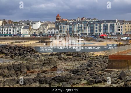 12. Mai 2022, die Strandpromenade mit ihrem berühmten Bibeltext im beliebten Touristenzentrum von Portstewart an der Causeway Coast der Grafschaft londo Stockfoto