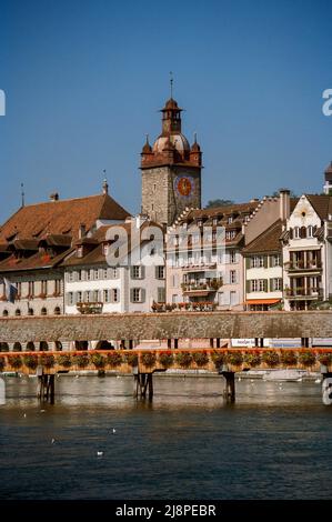 Kapellbrücke Kapellbrücke Luzern Schweiz -überdachte Holzbrücke bei Herbstsonne mit Luzerner Rathaus im Hintergrund. Stockfoto