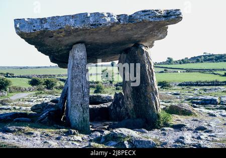 Altes Irland, Poulnabrone Dolmen bei Abendsonne, ein Portalgrab im Westen Irlands, in der Nähe von Kilcorney County Clare Ireland. Stockfoto