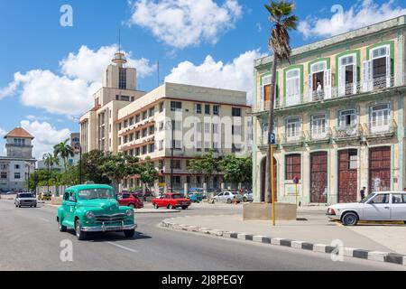 Klassisches amerikanisches Auto auf der Straße, Alt-Havanna, Havanna, La Habana, Republik Kuba Stockfoto