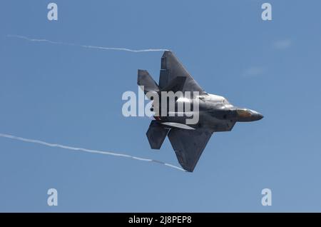 Lockheed Martin F-22 Raptor Flugdemo. Die F-22 ist ein taktisches Kampfflugzeug der fünften Generation mit zwei Triebwerken, das für die USAF, Stockfoto