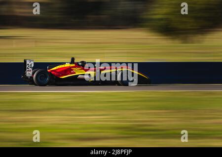 Der gelbe und rote Formel-3-Wagen mit der Nummer 24 Australien wird auf dem Winton Motor Raceway getestet. Stockfoto