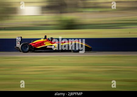 Der gelbe und rote Formel-3-Wagen mit der Nummer 24 Australien wird auf dem Winton Motor Raceway getestet. Stockfoto