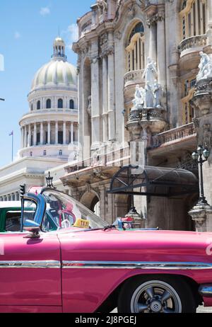 Amerikanische Oldtimer vor dem Gran Teatro de La Habana und El Capitolio am Paseo del Prado, Havanna, Kuba. Stockfoto