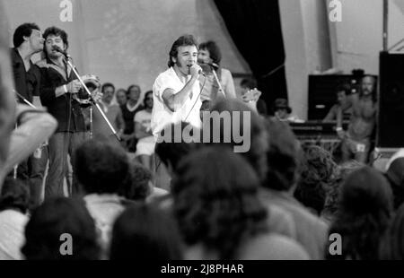 Bruce Springsteen tritt beim NO Nukes Konzert im Hollywood Bowl, 1981 auf Stockfoto