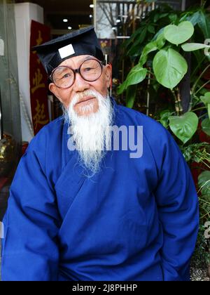 Porträt eines taoistischen Priesters, aufgenommen in Peking, China. Stockfoto