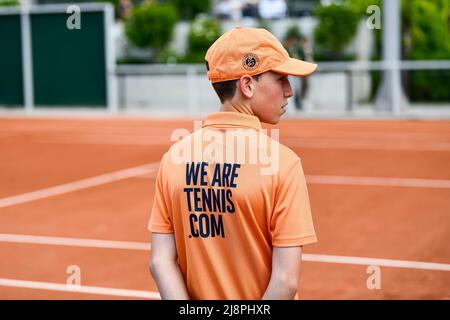 Paris, Frankreich. 17.. Mai 2022. Abbildung Bild zeigt einen Ballkid (Junge) während der French Open (Roland-Garros) 2022, Grand Slam Tennisturnier am 17. Mai 2022 im Roland-Garros Stadion in Paris, Frankreich. Kredit: Victor Joly/Alamy Live Nachrichten Stockfoto