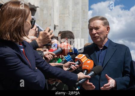 Kiew, Ukraine. 17.. Mai 2022. Der ehemalige Präsident der Ukraine, Leonid Kutschma, spricht während der Abschiedszeremonie mit den Medien. Der erste Präsident der unabhängigen Ukraine, Leonid Krawtschuk, sagte Auf Wiedersehen in Kiew. Die Abschiedszeremonie fand im „Ukrainischen Haus“ statt, das sich auf dem Europäischen Platz im Zentrum der Hauptstadt befindet. (Foto von Mykhaylo Palinchak/SOPA Images/Sipa USA) Quelle: SIPA USA/Alamy Live News Stockfoto