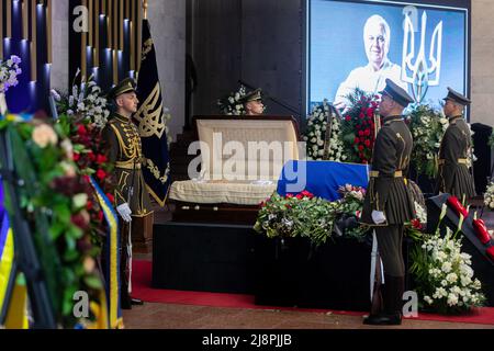 Kiew, Ukraine. 17.. Mai 2022. Sicherheitsbeamte stehen während der Abschiedszeremonie Wache. Der erste Präsident der unabhängigen Ukraine, Leonid Krawtschuk, sagte Auf Wiedersehen in Kiew. Die Abschiedszeremonie fand im „Ukrainischen Haus“ statt, das sich auf dem Europäischen Platz im Zentrum der Hauptstadt befindet. (Foto von Mykhaylo Palinchak/SOPA Images/Sipa USA) Quelle: SIPA USA/Alamy Live News Stockfoto