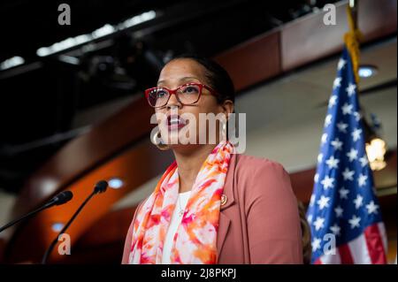 Washington, Vereinigte Staaten Von Amerika. 17.. Mai 2022. Die Vertreterin der Vereinigten Staaten, Jahana Hayes (Demokrat von Connecticut), hält am Dienstag, den 17. Mai 2022, im US-Kapitol in Washington, DC, eine Rede, die sich mit der Gesetzgebung zur Bekämpfung des Mangels an Babyformeln befasse. Quelle: Rod Lampey/CNP/Sipa USA Quelle: SIPA USA/Alamy Live News Stockfoto