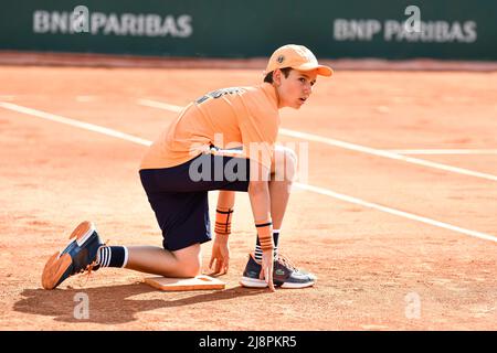 Paris, Frankreich. 17.. Mai 2022. Abbildung Bild zeigt einen Ballkid (Junge) während der French Open (Roland-Garros) 2022, Grand Slam Tennisturnier am 17. Mai 2022 im Roland-Garros Stadion in Paris, Frankreich. Kredit: Victor Joly/Alamy Live Nachrichten Stockfoto