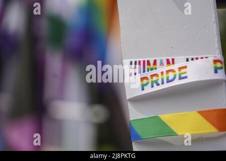 San Salvador, El Salvador. 17.. Mai 2022. Ein Blick auf ein Pride-Armband während einer Demonstration für die Rechte von Mitgliedern der LGBT-Gemeinschaft, einschließlich eines Identitätsgesetzes für Transgender-Menschen. Der Internationale Tag gegen Homophobie, Biophobie und Transphobie wird jedes Jahr am 17. Mai begangen, um die Aufmerksamkeit auf Verletzungen der LGBT-Rechte, einschließlich Hassverbrechen und Morde an der Gemeinschaft, zu lenken. (Foto von Camilo Freedman/SOPA Images/Sipa USA) Quelle: SIPA USA/Alamy Live News Stockfoto