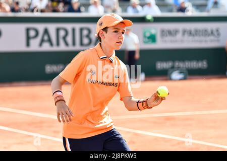 Paris, Frankreich. 17.. Mai 2022. Abbildung Bild zeigt einen Ballkid (Junge) während der French Open (Roland-Garros) 2022, Grand Slam Tennisturnier am 17. Mai 2022 im Roland-Garros Stadion in Paris, Frankreich. Kredit: Victor Joly/Alamy Live Nachrichten Stockfoto