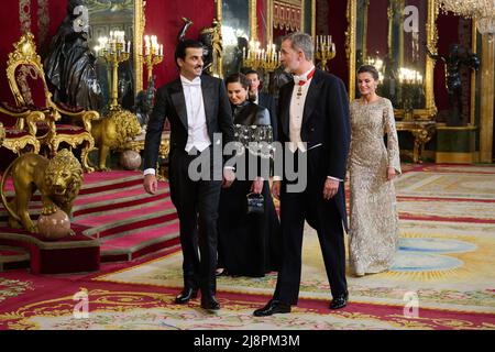 Madrid, Spanien. 17.. Mai 2022. König von Spanien (R) und Emir des Staates Katar, Scheich Tamim bin Hamad Al Thani (L), nehmen an einem Galadiner im Königlichen Palast in Madrid Teil. Zu Ehren des Emirs des Staates Katar, Scheich Tamim bin Hamad Al Thani und ihrer Exzellenz Sheikha Al Mayassa Bint Hamad bin Khalifa Al Thani, wird im Königlichen Palast in Madrid ein Galadiner organisiert. Kredit: SOPA Images Limited/Alamy Live Nachrichten Stockfoto