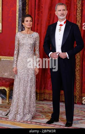 Madrid, Spanien. 17.. Mai 2022. Königin Letizia von Spanien (R) und König Rohling VI. Von Spanien (L) nehmen an einem Galadiner im Königlichen Palast in Madrid Teil. Zu Ehren des Emirs des Staates Katar, Scheich Tamim bin Hamad Al Thani und ihrer Exzellenz Sheikha Al Mayassa Bint Hamad bin Khalifa Al Thani, wird im Königlichen Palast in Madrid ein Galadiner organisiert. Kredit: SOPA Images Limited/Alamy Live Nachrichten Stockfoto