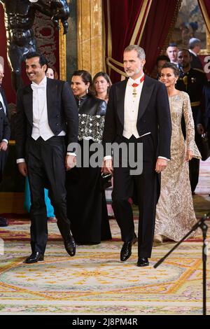 Madrid, Spanien. 17.. Mai 2022. König von Spanien (R) und Emir des Staates Katar, Scheich Tamim bin Hamad Al Thani (L), nehmen an einem Galadiner im Königlichen Palast in Madrid Teil. Zu Ehren des Emirs des Staates Katar, Scheich Tamim bin Hamad Al Thani und ihrer Exzellenz Sheikha Al Mayassa Bint Hamad bin Khalifa Al Thani, wird im Königlichen Palast in Madrid ein Galadiner organisiert. Kredit: SOPA Images Limited/Alamy Live Nachrichten Stockfoto