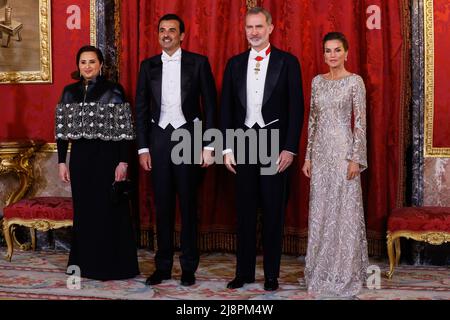 Madrid, Spanien. 17.. Mai 2022. Die spanische Königin Letizia (R), ihre Exzellenz Sheikha Al Mayassa Bint Hamad bin Khalifa Al Thani (L), der Emir des Staates Katar, Scheich Tamim bin Hamad Al Thani (2L) und König Philippe VI. Von Spanien (2R) nehmen an einem Galadiner im Königlichen Palast in Madrid Teil. Zu Ehren des Emirs des Staates Katar, Scheich Tamim bin Hamad Al Thani und ihrer Exzellenz Sheikha Al Mayassa Bint Hamad bin Khalifa Al Thani, wird im Königlichen Palast in Madrid ein Galadiner organisiert. Kredit: SOPA Images Limited/Alamy Live Nachrichten Stockfoto