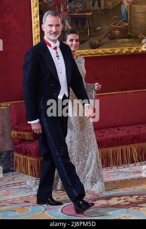 Madrid, Spanien. 17.. Mai 2022. König von Spanien, König von Spanien, Königin Letizia von Spanien, nimmt am Gala Diner im Königlichen Palast in Madrid Teil. Zu Ehren des Emirs des Staates Katar, Scheich Tamim bin Hamad Al Thani und ihrer Exzellenz Sheikha Al Mayassa Bint Hamad bin Khalifa Al Thani, wird im Königlichen Palast in Madrid ein Galadiner organisiert. Kredit: SOPA Images Limited/Alamy Live Nachrichten Stockfoto