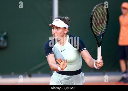 Paris, Frankreich. 17.. Mai 2022. Victoria Jimenez Kasintseva von Andorra während der French Open (Roland-Garros) 2022, Grand Slam Tennisturnier am 17. Mai 2022 im Roland-Garros Stadion in Paris, Frankreich. Kredit: Victor Joly/Alamy Live Nachrichten Stockfoto