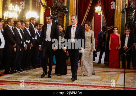 Madrid, Spanien. 17.. Mai 2022. König von Spanien (R) und Emir des Staates Katar, Scheich Tamim bin Hamad Al Thani (L) nehmen an einem Galadiner im Königlichen Palast in Madrid Teil, Spanien Ein Galadiner wird zu Ehren des Emir des Staates Katar organisiert, Scheich Tamim bin Hamad Al Thani und ihre Exzellenz Sheikha Al Mayassa Bint Hamad bin Khalifa Al Thani im Königlichen Palast in Madrid. (Foto: Atilano Garcia/SOPA Images/Sipa USA) Quelle: SIPA USA/Alamy Live News Stockfoto