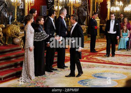 Madrid, Spanien. 17.. Mai 2022. (L-R) Königin Letizia von Spanien, ihre Exzellenz Sheikha Al Mayassa Bint Hamad bin Khalifa Al Thani, Emir des Staates Katar, Scheich Tamim bin Hamad Al Thani, König Philippe VI. Von Spanien nehmen an einem Galadiner im Königlichen Palast in Madrid Teil. Zu Ehren des Emirs des Staates Katar, Scheich Tamim bin Hamad Al Thani und ihrer Exzellenz Sheikha Al Mayassa Bint Hamad bin Khalifa Al Thani, wird im Königlichen Palast in Madrid ein Galadiner organisiert. (Foto: Atilano Garcia/SOPA Images/Sipa USA) Quelle: SIPA USA/Alamy Live News Stockfoto