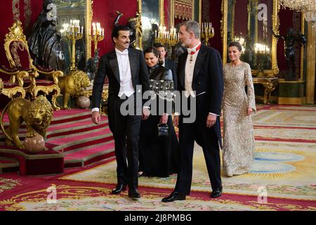 Madrid, Spanien. 17.. Mai 2022. König von Spanien (R) und Emir des Staates Katar, Scheich Tamim bin Hamad Al Thani (L), nehmen an einem Galadiner im Königlichen Palast in Madrid Teil. Zu Ehren des Emirs des Staates Katar, Scheich Tamim bin Hamad Al Thani und ihrer Exzellenz Sheikha Al Mayassa Bint Hamad bin Khalifa Al Thani, wird im Königlichen Palast in Madrid ein Galadiner organisiert. (Foto: Atilano Garcia/SOPA Images/Sipa USA) Quelle: SIPA USA/Alamy Live News Stockfoto