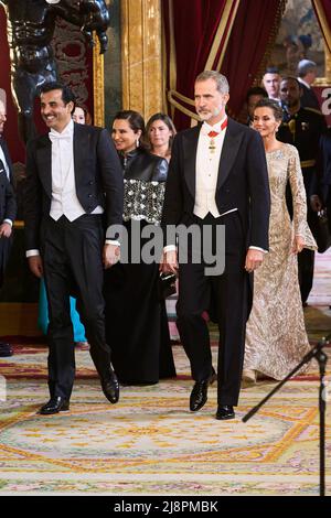Madrid, Spanien. 17.. Mai 2022. König von Spanien (R) und Emir des Staates Katar, Scheich Tamim bin Hamad Al Thani (L), nehmen an einem Galadiner im Königlichen Palast in Madrid Teil. Zu Ehren des Emirs des Staates Katar, Scheich Tamim bin Hamad Al Thani und ihrer Exzellenz Sheikha Al Mayassa Bint Hamad bin Khalifa Al Thani, wird im Königlichen Palast in Madrid ein Galadiner organisiert. (Foto: Atilano Garcia/SOPA Images/Sipa USA) Quelle: SIPA USA/Alamy Live News Stockfoto