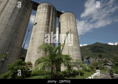 Kohlesilo in Sawahlunto, einer ehemaligen Kohlebergbaustadt, die Ende des 19.. Jahrhunderts von niederländischen Kolonialisten in West-Sumatra, Indonesien, gegründet wurde. Stockfoto