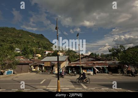 Ein Blick auf die Straße in Sawahlunto, einer ehemaligen Kohlebergbaustadt, die Ende des 19.. Jahrhunderts von niederländischen Kolonialisten in West-Sumatra, Indonesien, gegründet wurde. Stockfoto