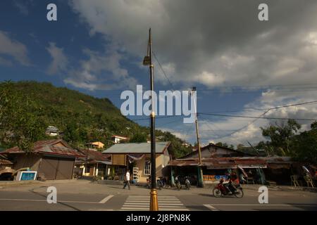 Ein Blick auf die Straße in Sawahlunto, einer ehemaligen Kohlebergbaustadt, die Ende des 19.. Jahrhunderts von niederländischen Kolonialisten in West-Sumatra, Indonesien, gegründet wurde. Stockfoto