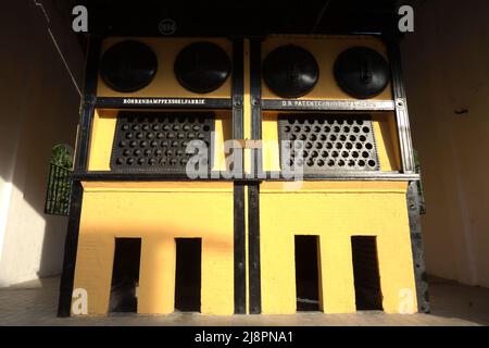 Kohlebefeuerte Dampfgeneratoren im Museum Goedang Ransoem, die während des kolonialen Kohlebergbaus in Sawahlunto, einer ehemaligen Kohlebergbaustadt, die Ende des 19.. Jahrhunderts von niederländischen Kolonialisten in West-Sumatra, Indonesien, gegründet wurde, zum Kochen verwendet wurden. Stockfoto