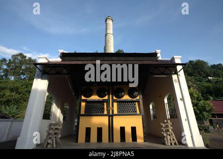 Kohlebefeuerte Dampfgeneratoren im Museum Goedang Ransoem, die während des kolonialen Kohlebergbaus in Sawahlunto, einer ehemaligen Kohlebergbaustadt, die Ende des 19.. Jahrhunderts von niederländischen Kolonialisten in West-Sumatra, Indonesien, gegründet wurde, zum Kochen verwendet wurden. Stockfoto