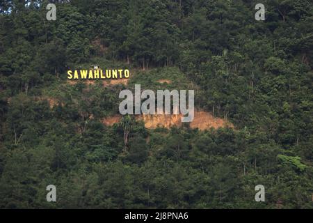 Sawahlunto unterzeichnet auf dem Hang eines Hügels in Sawahlunto, einer ehemaligen Stadt für den Kohlebergbau, die Ende des 19.. Jahrhunderts von niederländischen Kolonialisten in West-Sumatra, Indonesien, gegründet wurde. Stockfoto