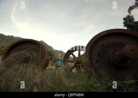 Eisenbahnschrottplatz in der Nähe des Eisenbahnmuseums in Sawahlunto, einer ehemaligen Kohlebergbaustadt, die Ende des 19.. Jahrhunderts von niederländischen Kolonialisten in West-Sumatra, Indonesien, gegründet wurde. Stockfoto