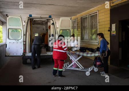 Dnipro, Ukraine. 16.. Mai 2022. Die Frau eines Soldaten bringt ihren Mann zur Genesung nach Hause und ruht sich vor einem Krankenhaus in Dnipro aus. Nach der Invasion der Ukraine, die die größte militärische Invasion in Europa seit dem Zweiten Weltkrieg darstellt, hat der blutige Krieg Zivilisten vertrieben und zahlreiche Zivilisten und Soldaten getötet, während die russischen Streitkräfte ihren Angriff auf den Osten und Süden des Landes verstärken. In den letzten zwei Kriegsmonaten wurden über 3.280 Zivilisten getötet und 3.451 verletzt. (Foto von Alex Chan Tsz Yuk/SOPA Images/Sipa USA) Quelle: SIPA USA/Alamy Live News Stockfoto