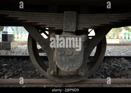Ein Zugrad am Eisenbahnmuseum in Sawahlunto, einer ehemaligen Kohlebergbaustadt, die Ende des 19.. Jahrhunderts von niederländischen Kolonialisten in West-Sumatra, Indonesien, gegründet wurde. Stockfoto