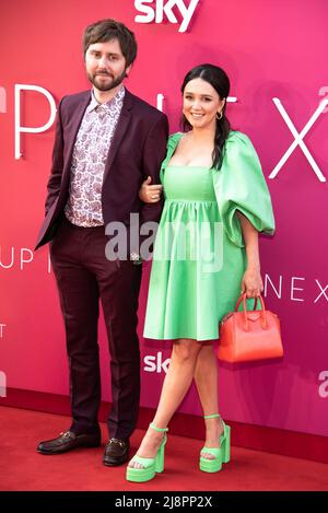 London, Großbritannien. 17.. Mai 2022. James Buckley (L) und Clair Meek (R) besuchen den roten Teppich Sky Up Next im Theatre Royal in London. (Foto von Loredana Sangiuliano/SOPA Images/Sipa USA) Quelle: SIPA USA/Alamy Live News Stockfoto