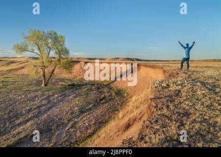 im Norden Colorados bei frühlingshaften Sonnenuntergängen mit einer einsamen männlichen Gestalt auf einer Klippe - Soapstone-Naturgebiet in der Nähe von Fort Collins Stockfoto