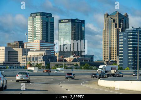 Skyline von Birmingham, Alabama von der I-20 in Richtung Innenstadt. (USA) Stockfoto