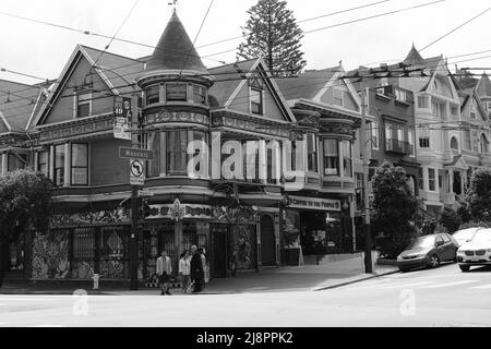 Ikonische Architektur von San Francisco an der Ecke von Masonic Avenue und Haight Street, im Haight-Ashbury District in San Francisco, Kalifornien, USA. Stockfoto