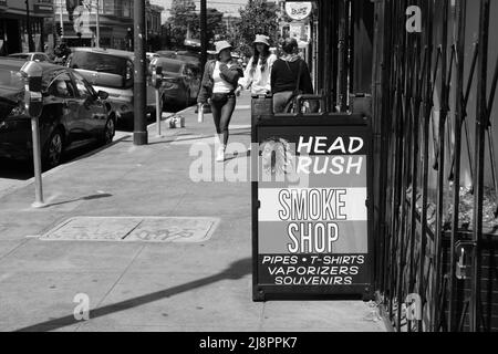 Straßenschild für Head Rush Smoke Shop in der Haight Street im Haight-Ashbury District in San Francisco, Kalifornien, USA; Einzelhandelsgeschäft für Raucher. Stockfoto