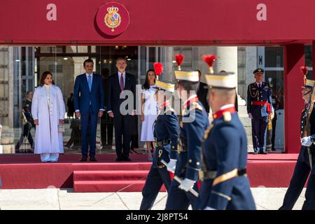 König von Spanien und Königin Letizia empfangen Scheich Tamim bin Hamad Al Thani, Emir von Katar, und seine Frau Sheikha Jawaher bint Hamad bin Suhaim Al Thani am 17. Mai 2022 in Madrid, Spanien. Foto von Amiri Palace via Balkis Press/ABACAPRESS.COM Stockfoto