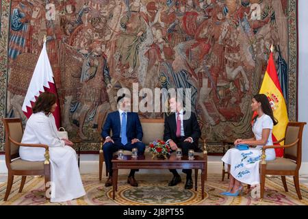 König von Spanien und Königin Letizia empfangen Scheich Tamim bin Hamad Al Thani, Emir von Katar, und seine Frau Sheikha Jawaher bint Hamad bin Suhaim Al Thani am 17. Mai 2022 in Madrid, Spanien. Foto von Amiri Palace via Balkis Press/ABACAPRESS.COM Stockfoto