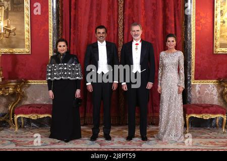 König von Spanien und Königin Letizia empfangen Scheich Tamim bin Hamad Al Thani, Emir von Katar, und seine Frau Sheikha Jawaher bint Hamad bin Suhaim Al Thani am 17. Mai 2022 in Madrid, Spanien. Foto von Amiri Palace via Balkis Press/ABACAPRESS.COM Stockfoto