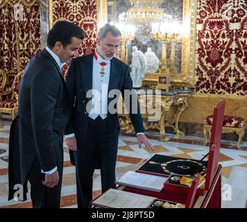 König von Spanien (Mitte) empfängt Scheich Tamim bin Hamad Al Thani, Emir von Katar, zu einem Galadiner am 17. Mai 2022 in Madrid, Spanien. Foto von Amiri Palace via Balkis Press/ABACAPRESS.COM Stockfoto